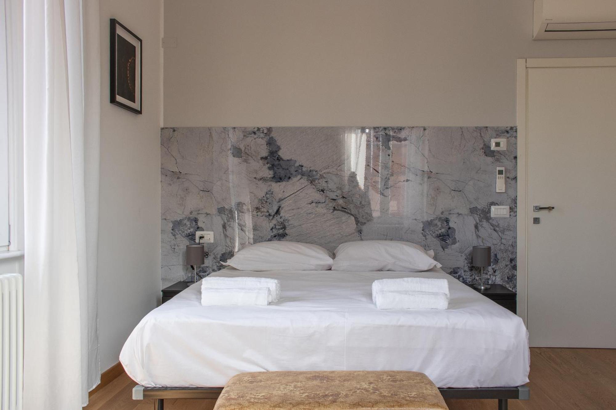 Rrrapido Holy Suites And Rooms - Via Sardegna 밀라노 외부 사진